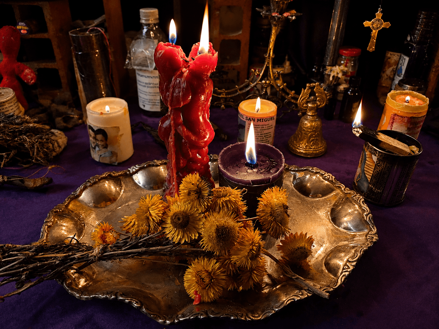 Altar de atracción energética con velas de pareja